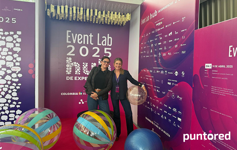 Karen Laverde Soto y Alejandra Bermúdez Vega de Puntored en Event Lab 2025, mostrando soluciones de entretenimiento digital